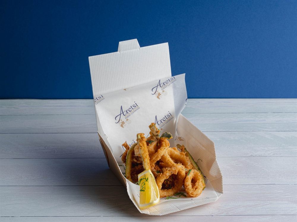 Fried calamari and courgette with lemon in an Aretsi box