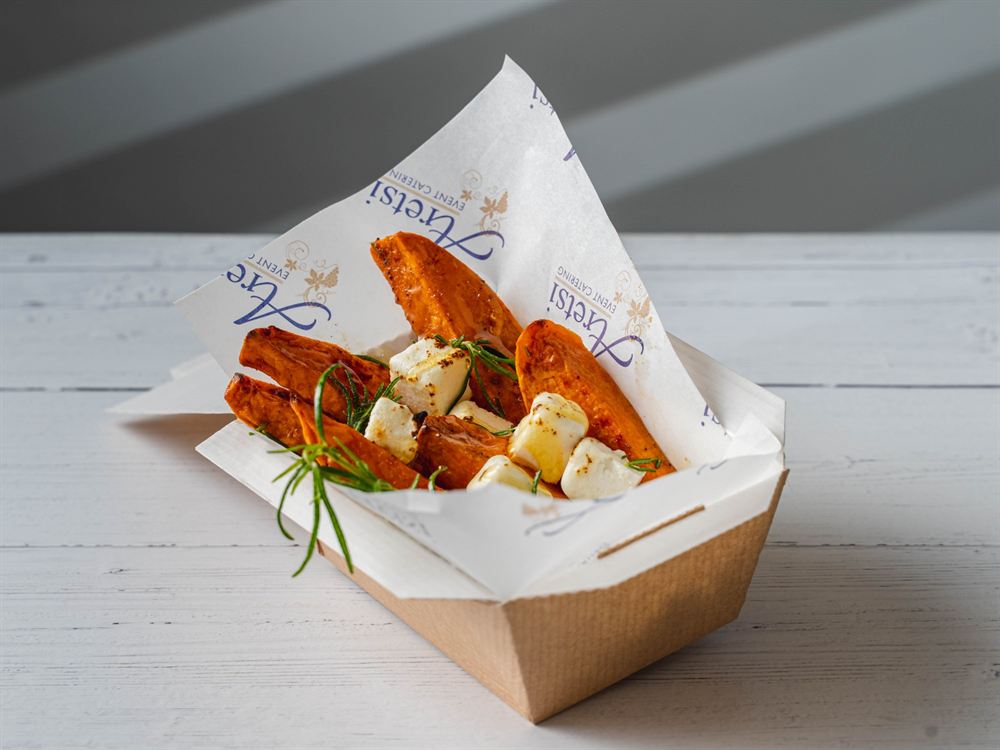 Sweet potato wedges with halloumi, honey and rosemary in an Aretsi box